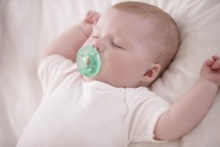 Có nên cho trẻ sơ sinh ngậm núm giả không? Tác hại là gì?