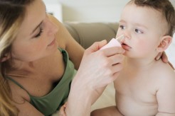 Mách mẹ cách lấy gỉ mũi cho trẻ sơ sinh cực đơn giản và an toàn