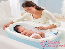 Trẻ sơ sinh nên tắm lúc mấy giờ? Thời điểm tốt nhất để tắm cho bé