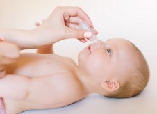 Có nên rửa mũi cho trẻ sơ sinh không? Cách làm như thế nào?
