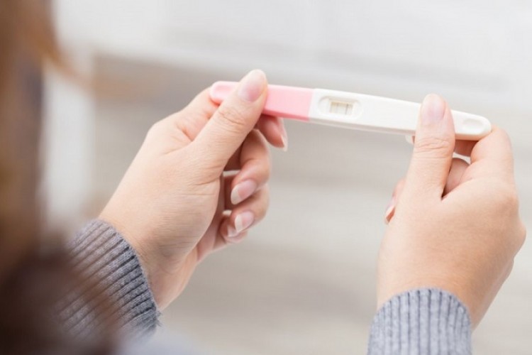 Đang cho con bú dùng que thử thai có chính xác không?