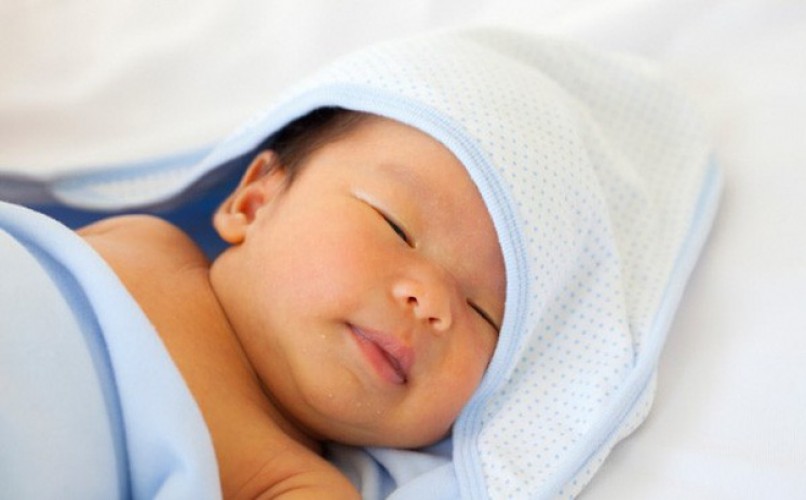 Trẻ sơ sinh bị vàng da, vàng mắt có nguy hiểm không? Cách chữa thế nào?