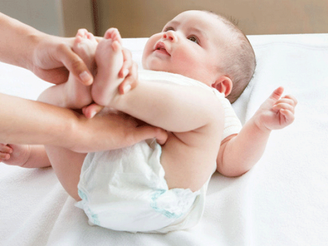 Trẻ sơ sinh đi ngoài có chất nhầy: Nguyên nhân, cách chữa trị