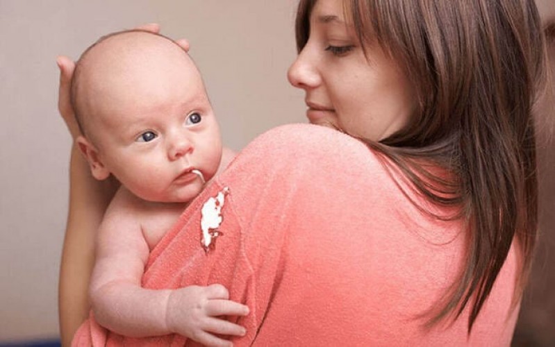 Vì sao trẻ sơ sinh hay bị ọc sữa? Nguyên nhân và cách xử lý