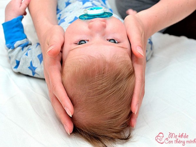 Cách nắn đầu cho trẻ sơ sinh, đầu méo xẹp cũng tròn vành vạch