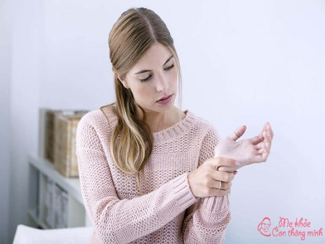 Nguyên nhân và phương pháp điều trị hội ống cổ tay sau sinh tại nhà