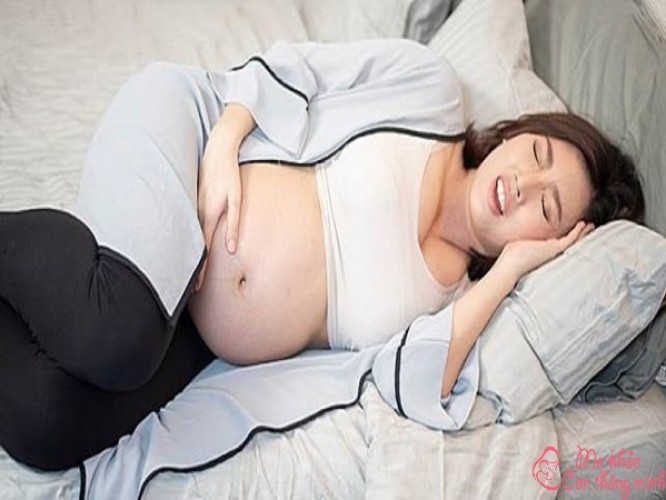 Mẹ bầu khó thở khi nằm phải làm sao? Biện pháp xử lý hiệu quả