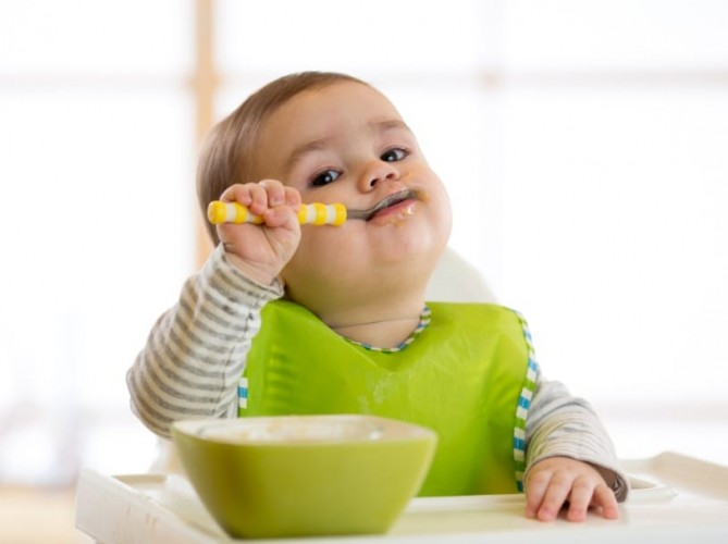 Cách nấu cháo dinh dưỡng cho bé 1 tuổi khiến bé thun thút