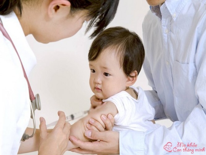 Cách giảm đau cho trẻ sau khi tiêm phòng, ba mẹ nào cũng nên biết