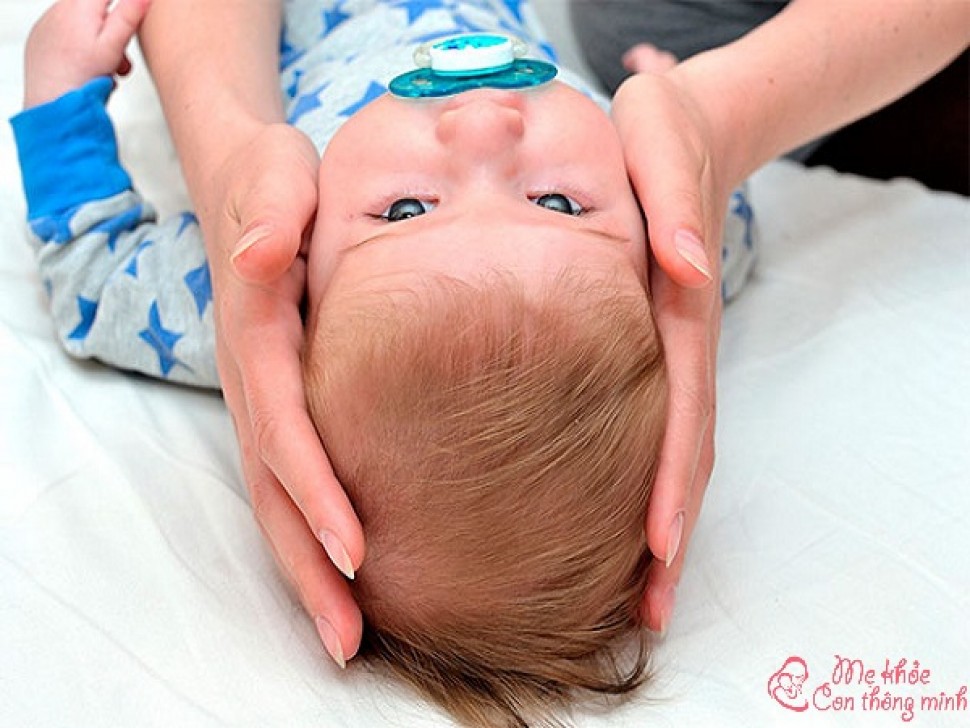 Cách nắn đầu cho trẻ sơ sinh, đầu méo xẹp cũng tròn vành vạch