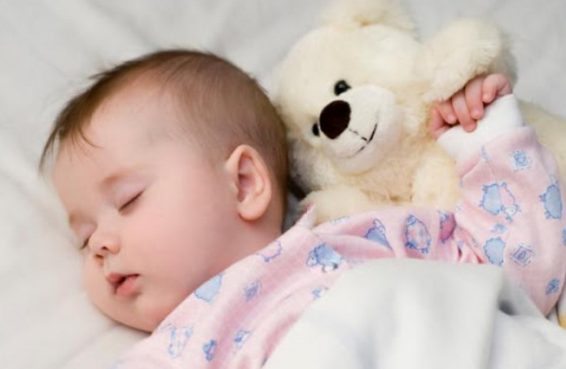 Bé ngủ hay lắc đầu có sao không? Nguyên nhân và những điều mẹ cần lưu ý
