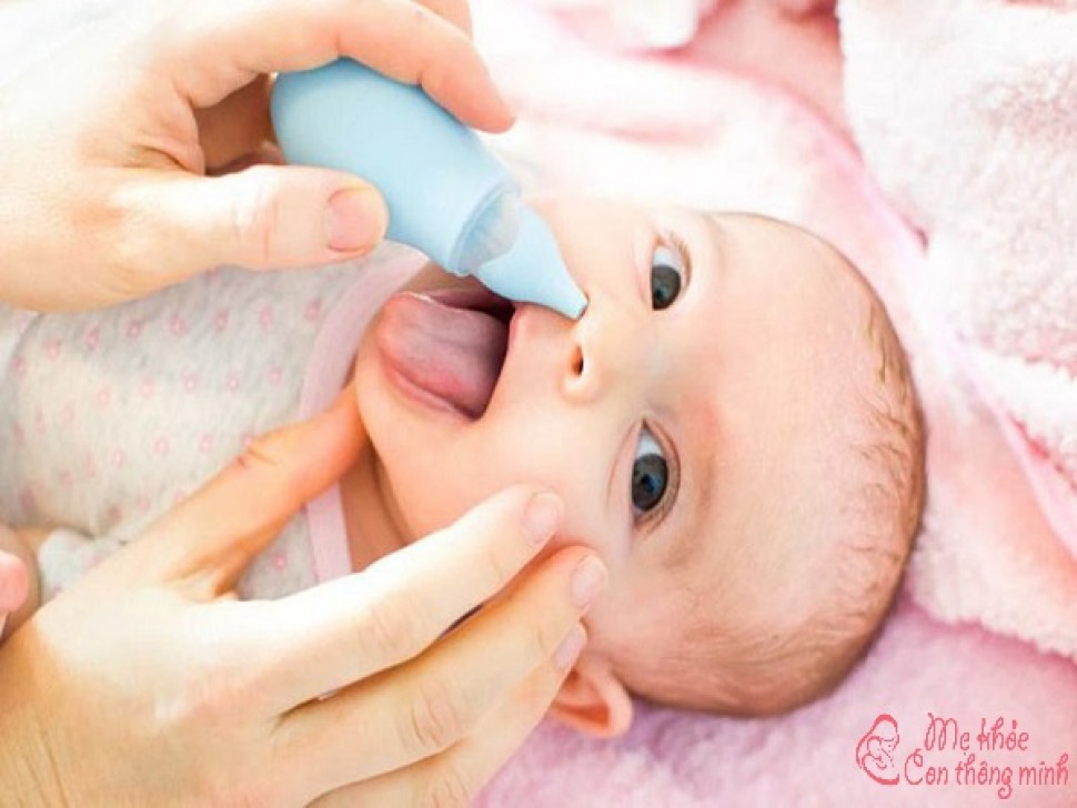 Cách dùng nước muối sinh lý an toàn và hiệu quả nhất cho trẻ sơ sinh