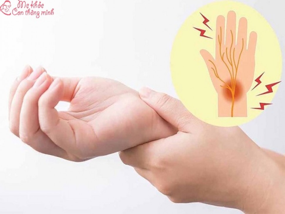 Đau cổ tay sau sinh là gì? Biện pháp chữa đau cổ tay sau sinh