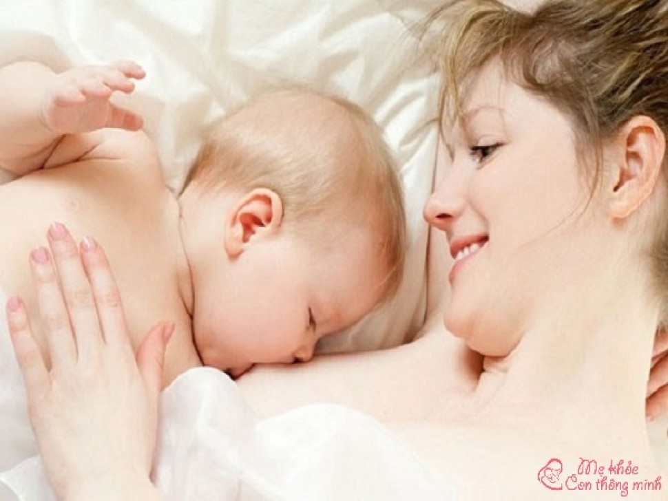 6 cách đánh thức trẻ sơ sinh dậy bú ngon lành, không quấy khóc