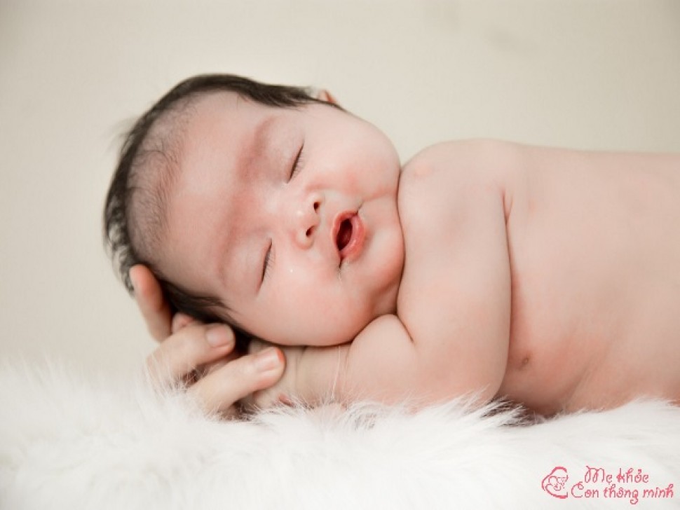 Trẻ sơ sinh có nên nằm gối không? Tác hại của việc nằm gối quá sớm