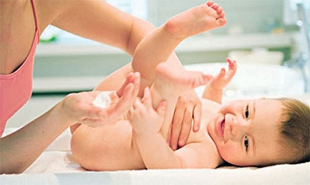 Cách bôi kem dưỡng ẩm cho trẻ sơ sinh an toàn, hiệu quả