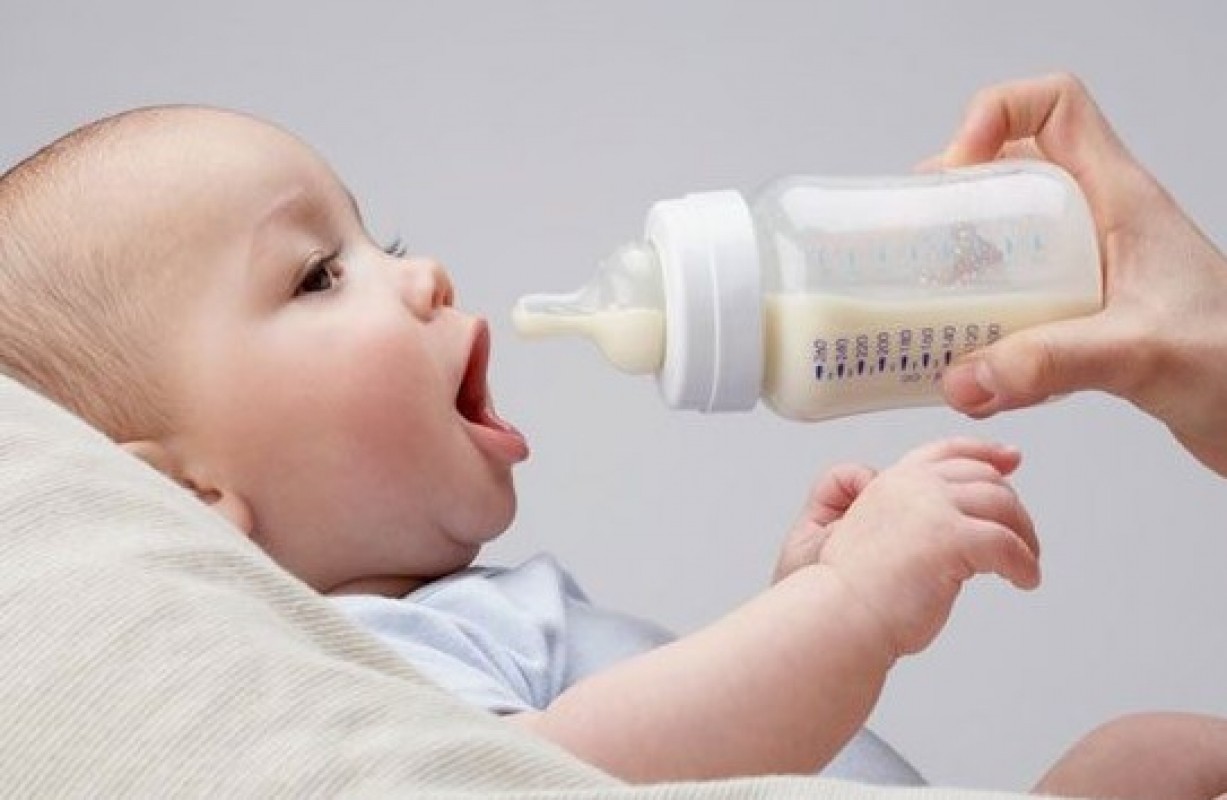 “Sữa Mẹ Khác” Cho Con Mình? Những Kiến Thức Bạn Cần Biết