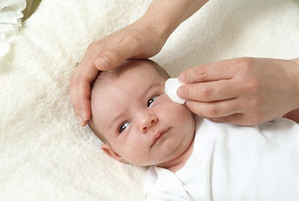 bé sơ sinh bị đau mắt phải làm sao, trẻ sơ sinh bị đau mắt phải làm thế nào, trẻ sơ sinh bị đau mắt làm thế nào, em bé sơ sinh bị đau mắt, trẻ sơ sinh bị đau mắt thì phải làm sao, trẻ mới sinh bị đau mắt, khi trẻ sơ sinh bị đau mắt, tại sao trẻ sơ sinh bị đau mắt