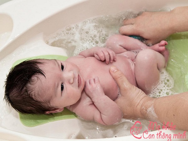 trẻ sơ sinh nên tắm lúc mấy giờ, bé sơ sinh nên tắm lúc mấy giờ, trẻ em sơ sinh nên tắm lúc mấy giờ, nên cho trẻ sơ sinh tắm lúc mấy giờ