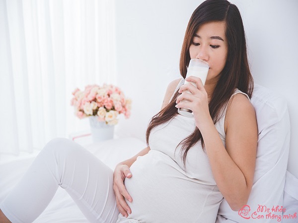 Sữa bầu là thực phẩm vô cùng cần thiết trong quá trình mang thai, giúp bổ sung đầy đủ các dưỡng chất cho mẹ và bé. Tuy nhiên, uống sữa bầu vào thời điểm nào là tốt nhất, uống sữa bầu vào buổi tối có tốt không là câu hỏi thắc mắc của nhiều người. Bài viết sau sẽ giúp bạn giải đáp các thắc mắc trên nhé.