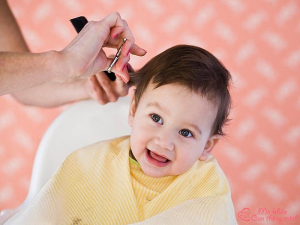 khi nào cắt tóc cho trẻ sơ sinh, khi nào mới cắt tóc cho trẻ sơ sinh, khi nào cắt lông mi cho trẻ sơ sinh, khi nào mới được cắt tóc cho trẻ sơ sinh