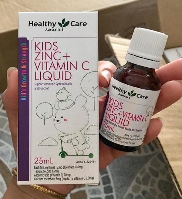 Siro Healthy Care Kids Zinc + Vitamin C Liquid của Úc hỗ trợ tăng cường hệ miễn dịch và đề kháng giúp bé phát triển toàn diện cả về thể chất lẫn trí tuệ. Sản phẩm được bào chế dưới dạng lỏng, dễ bổ sung cho bé, giúp bé dễ dàng hấp thu và phát triển tốt.