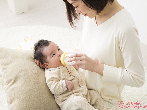cách cho trẻ sơ sinh bú bình, hướng dẫn cách cho trẻ sơ sinh bú bình, cách tập cho trẻ sơ sinh bú bình, cách cho em bé sơ sinh bú bình, cách cho trẻ sơ sinh bú sữa bình
